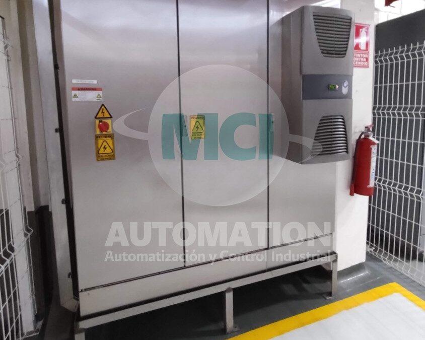 Técnico especializado reemplazando componentes y modernizando tablero eléctrico industrial para optimizar su rendimiento y confiabilidad.