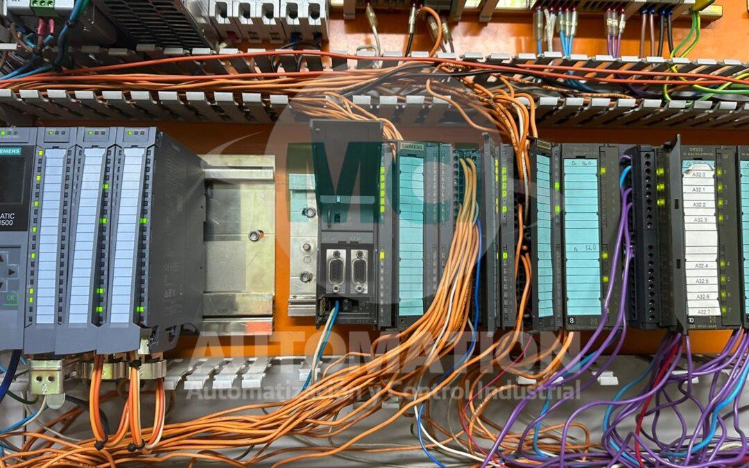 Ingeniero verificando señales, protecciones y componentes en tablero eléctrico de máquina industrial durante diagnóstico de falla.