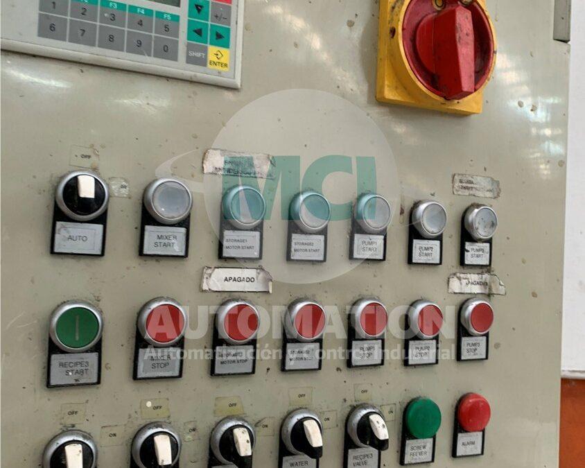 Técnico especializado realizando limpieza dieléctrica y ajuste de conexiones en tablero eléctrico durante mantenimiento programado.