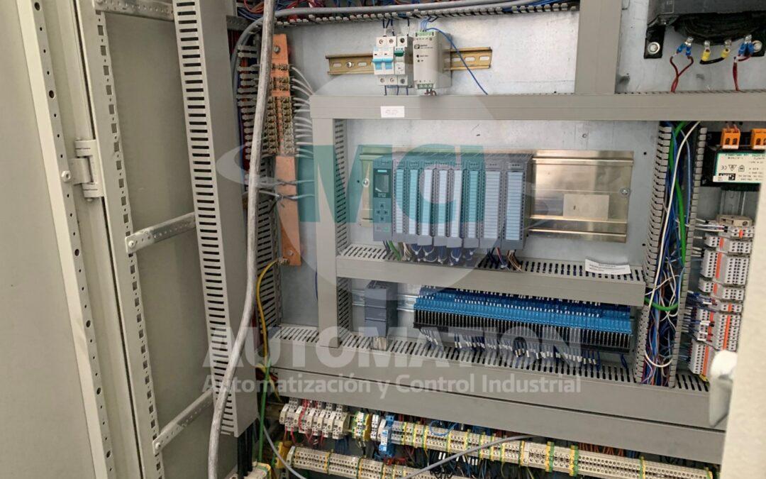 Revisión, limpieza y ajuste de conexiones en tablero de control industrial para garantizar seguridad y continuidad operativa.
