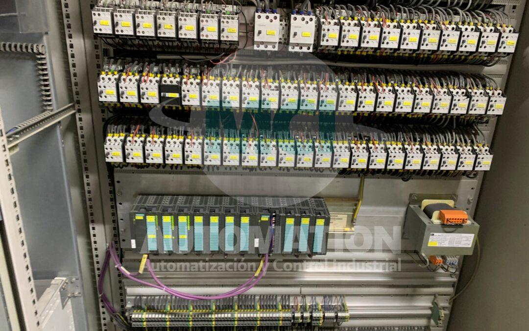 Ingeniero realizando diagnóstico de comunicación y señales en tablero con PLC Siemens durante servicio técnico en planta.