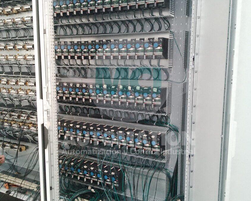 Especialista en mantenimiento industrial realizando pruebas y mediciones en tablero eléctrico de maquinaria.