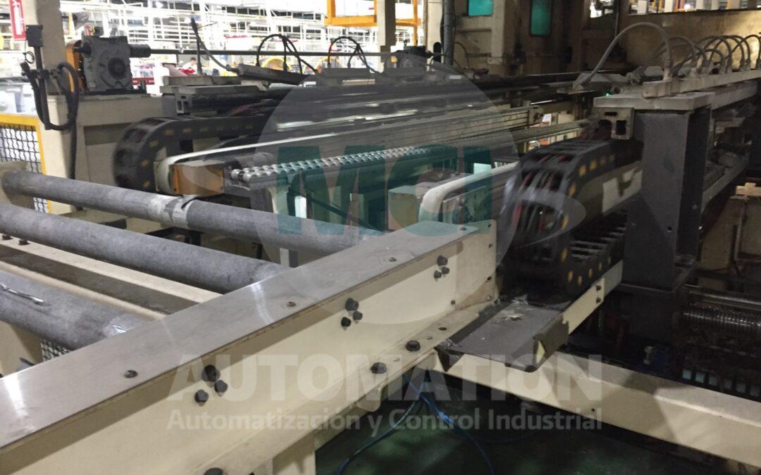 Programador de PLC realizando ajustes y diagnósticos en sistemas de control industrial