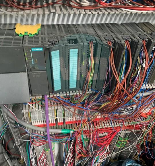 Técnico realizando mantenimiento preventivo en sistemas de automatización industrial con PLC, HMI y tableros de control