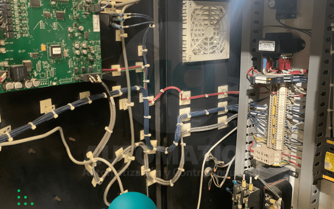 Conoce los riesgos de depender de tarjetas electrónicas propietarias en líneas de producción y cómo migrar a plataformas PLC industriales puede mejorar mantenimiento, diagnóstico y continuidad operativa.