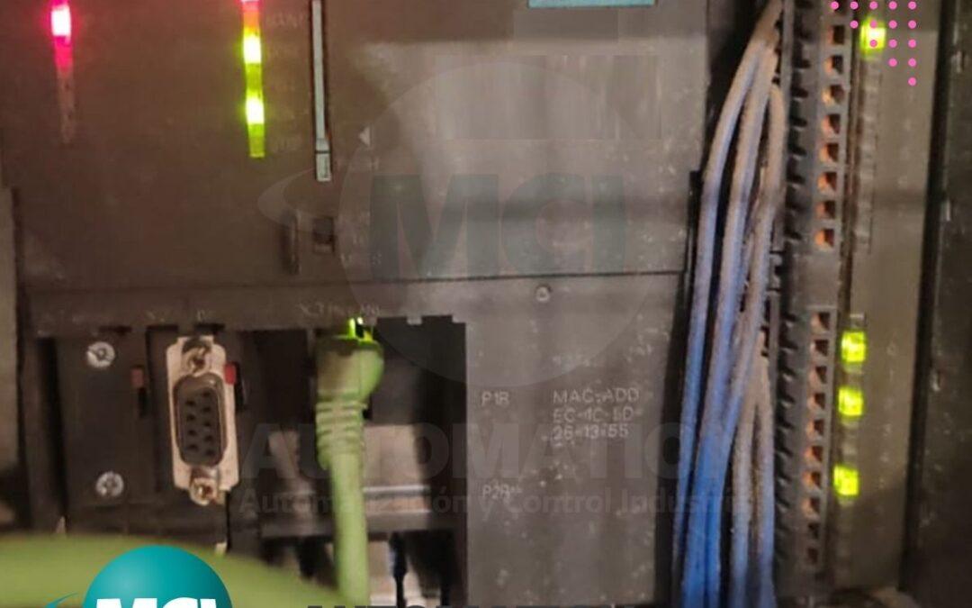 Mantener limpias las configuraciones de red y hardware en PLC industriales ayuda a identificar fallas reales más rápido y mejorar mantenibilidad operativa.