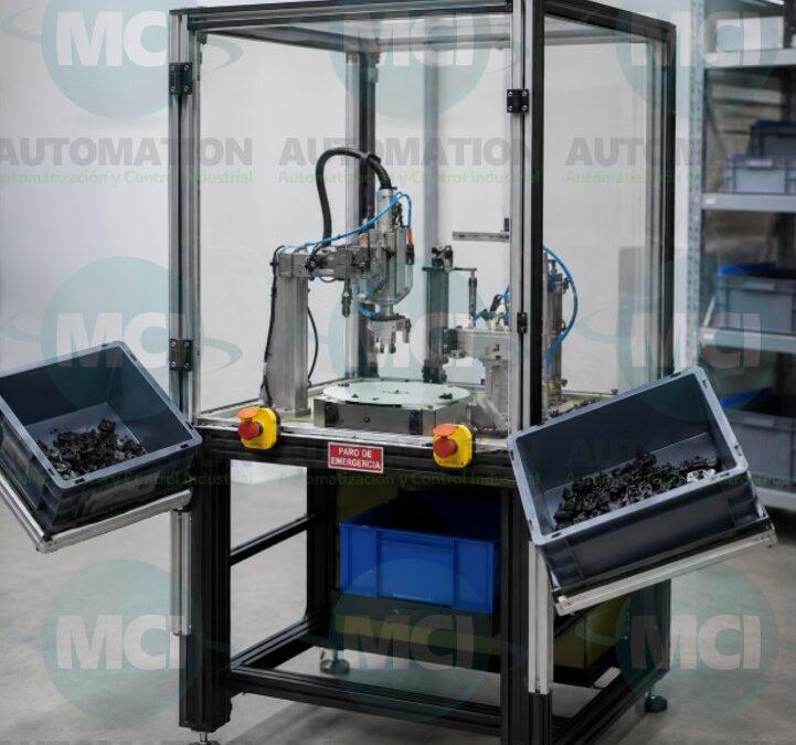 Sistema de paro de emergencia en máquina industrial automatizada con botones rojos tipo hongo según norma ISO 13850
