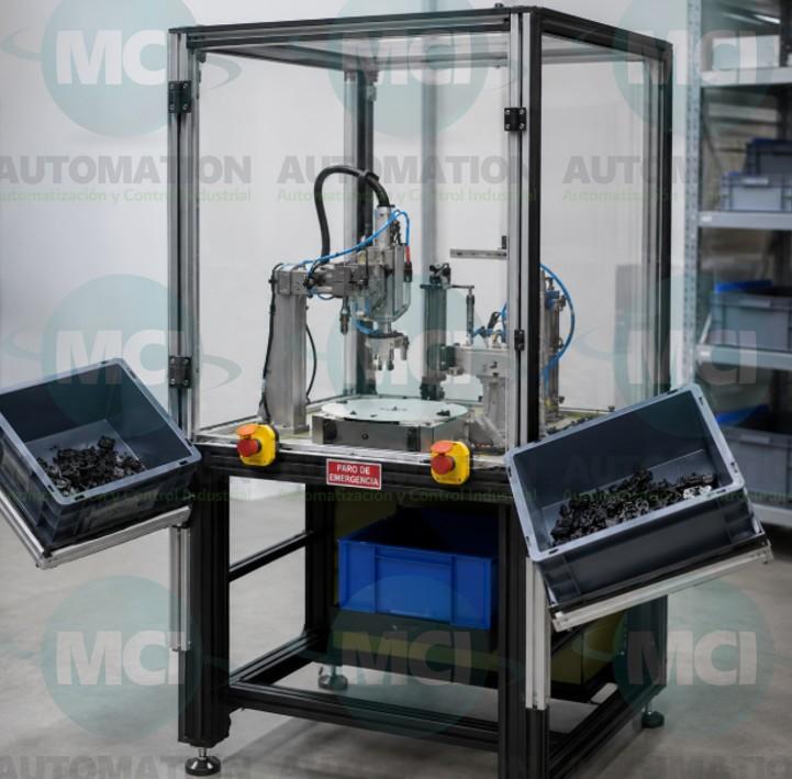 Sistema de paro de emergencia en máquina industrial automatizada con botones rojos tipo hongo según norma ISO 13850