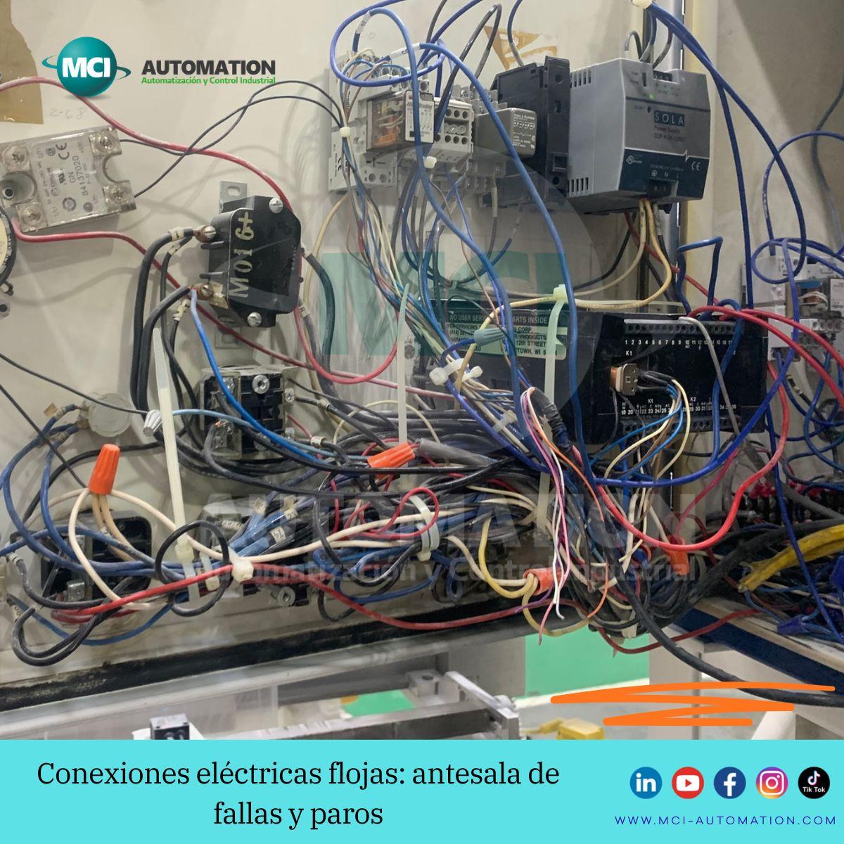 Técnico realizando inspección y reapriete de conexiones en un tablero eléctrico industrial.
