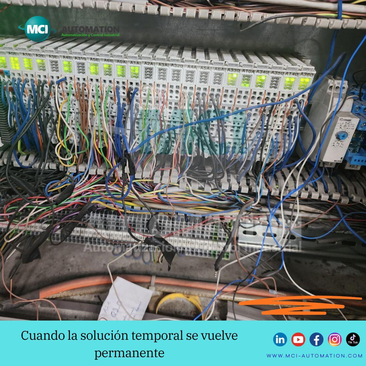 Técnico revisando modificaciones eléctricas realizadas en una máquina industrial durante una inspección de mantenimiento.