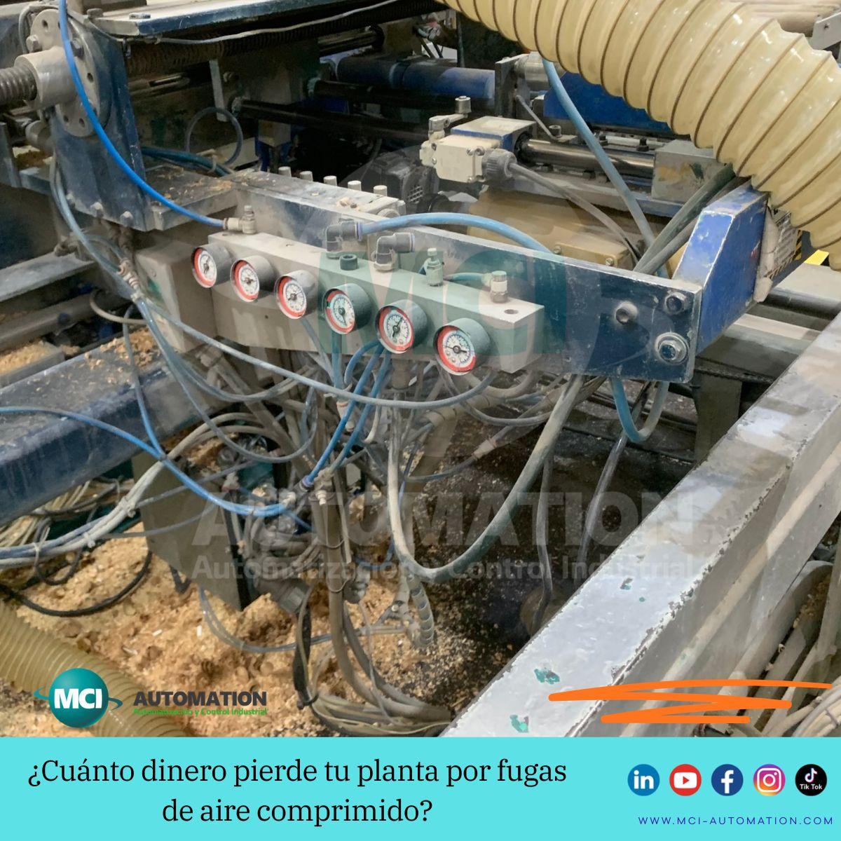 Técnico inspeccionando conexiones neumáticas en una instalación industrial para detectar fugas de aire comprimido.