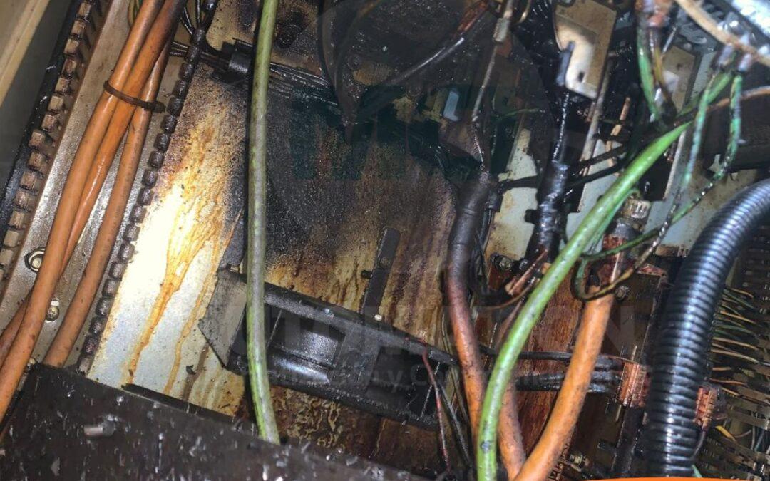Técnico realizando mantenimiento preventivo en maquinaria industrial dentro de una planta de manufactura.