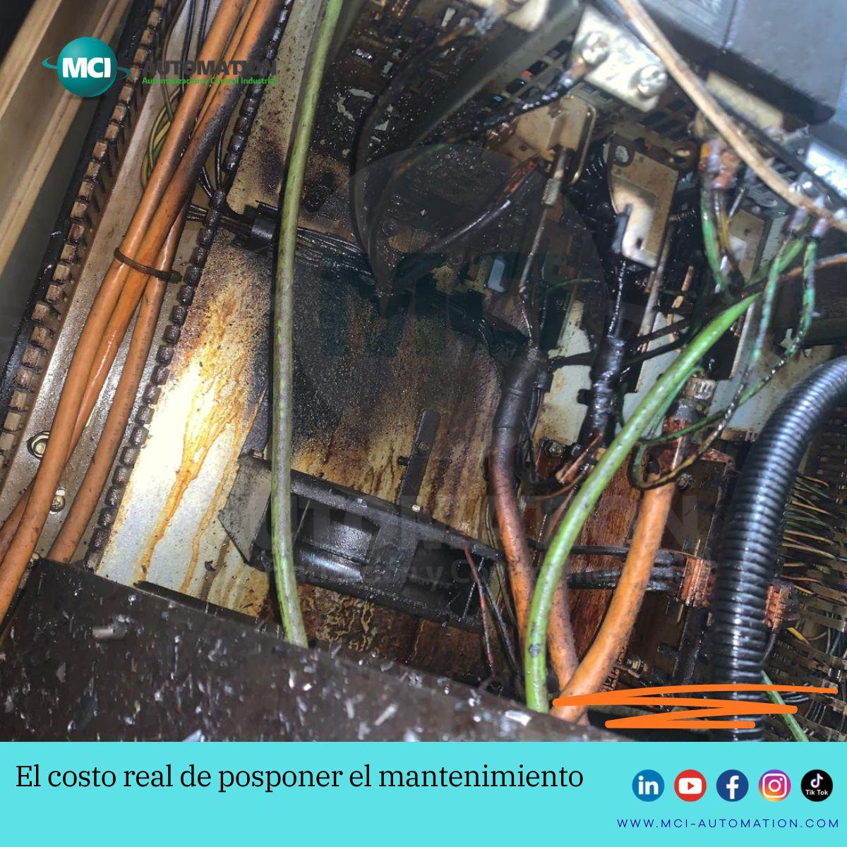 Técnico realizando mantenimiento preventivo en maquinaria industrial dentro de una planta de manufactura.