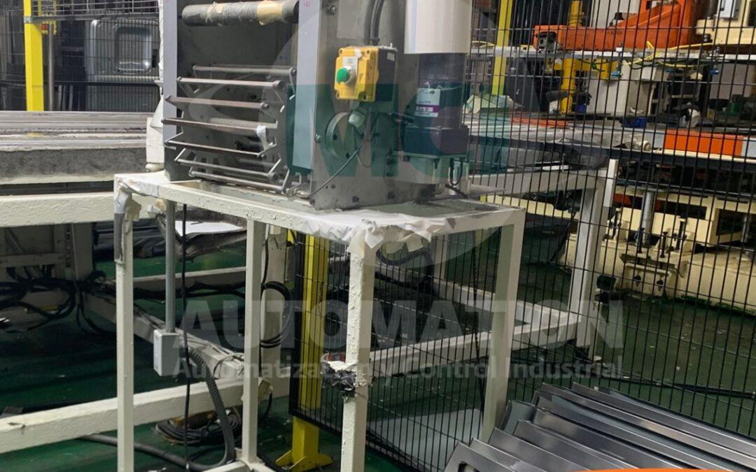 Guarda de seguridad instalada en una máquina industrial para proteger al operador de partes móviles.