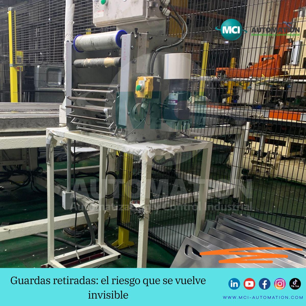 Guarda de seguridad instalada en una máquina industrial para proteger al operador de partes móviles.