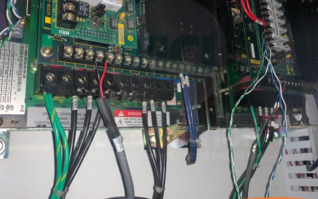 Dentro de una instalación industrial existen numerosos sistemas cuya función es tan importante que suelen pasar desapercibidos. La puesta a tierra es uno de ellos. Cuando una instalación eléctrica opera correctamente, rara vez se piensa en el sistema de tierras. Sin embargo, ante una falla, una sobretensión o una condición anormal, este sistema desempeña un papel fundamental para la protección de las personas, los equipos y la continuidad operativa. Una puesta a tierra adecuada ayuda a disipar corrientes de falla, reducir diferencias de potencial peligrosas y proporcionar una referencia eléctrica estable para diversos equipos industriales. Su correcto funcionamiento contribuye a minimizar riesgos de choque eléctrico, daños en componentes electrónicos y problemas asociados a interferencias eléctricas. Con el paso del tiempo, factores como la corrosión, modificaciones en la instalación, conexiones deficientes o la falta de mantenimiento pueden comprometer la efectividad del sistema. El problema es que estas condiciones suelen permanecer ocultas hasta que ocurre un evento que pone a prueba la instalación. Además de la seguridad del personal, una deficiencia en el sistema de puesta a tierra puede afectar variadores de frecuencia, PLC, sistemas de automatización, instrumentos electrónicos y otros equipos sensibles que forman parte de los procesos industriales modernos. Por esta razón, la inspección periódica de conexiones, conductores, barras de tierra y puntos de unión forma parte de las buenas prácticas para mantener instalaciones eléctricas seguras y confiables. La puesta a tierra no genera producción, no incrementa la velocidad de una máquina ni mejora directamente la capacidad de un proceso. Sin embargo, cuando se necesita y no funciona correctamente, sus consecuencias pueden ser significativas. La pregunta no es si existe un sistema de puesta a tierra en la instalación. La pregunta es si continúa ofreciendo el nivel de protección para el que fue diseñado.