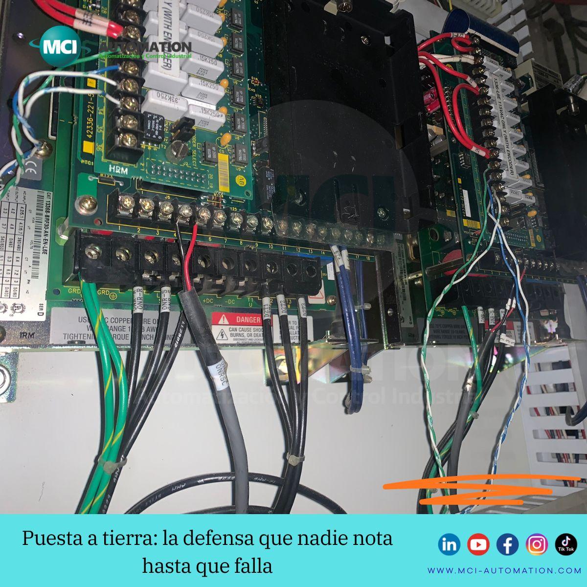Dentro de una instalación industrial existen numerosos sistemas cuya función es tan importante que suelen pasar desapercibidos. La puesta a tierra es uno de ellos. Cuando una instalación eléctrica opera correctamente, rara vez se piensa en el sistema de tierras. Sin embargo, ante una falla, una sobretensión o una condición anormal, este sistema desempeña un papel fundamental para la protección de las personas, los equipos y la continuidad operativa. Una puesta a tierra adecuada ayuda a disipar corrientes de falla, reducir diferencias de potencial peligrosas y proporcionar una referencia eléctrica estable para diversos equipos industriales. Su correcto funcionamiento contribuye a minimizar riesgos de choque eléctrico, daños en componentes electrónicos y problemas asociados a interferencias eléctricas. Con el paso del tiempo, factores como la corrosión, modificaciones en la instalación, conexiones deficientes o la falta de mantenimiento pueden comprometer la efectividad del sistema. El problema es que estas condiciones suelen permanecer ocultas hasta que ocurre un evento que pone a prueba la instalación. Además de la seguridad del personal, una deficiencia en el sistema de puesta a tierra puede afectar variadores de frecuencia, PLC, sistemas de automatización, instrumentos electrónicos y otros equipos sensibles que forman parte de los procesos industriales modernos. Por esta razón, la inspección periódica de conexiones, conductores, barras de tierra y puntos de unión forma parte de las buenas prácticas para mantener instalaciones eléctricas seguras y confiables. La puesta a tierra no genera producción, no incrementa la velocidad de una máquina ni mejora directamente la capacidad de un proceso. Sin embargo, cuando se necesita y no funciona correctamente, sus consecuencias pueden ser significativas. La pregunta no es si existe un sistema de puesta a tierra en la instalación. La pregunta es si continúa ofreciendo el nivel de protección para el que fue diseñado.