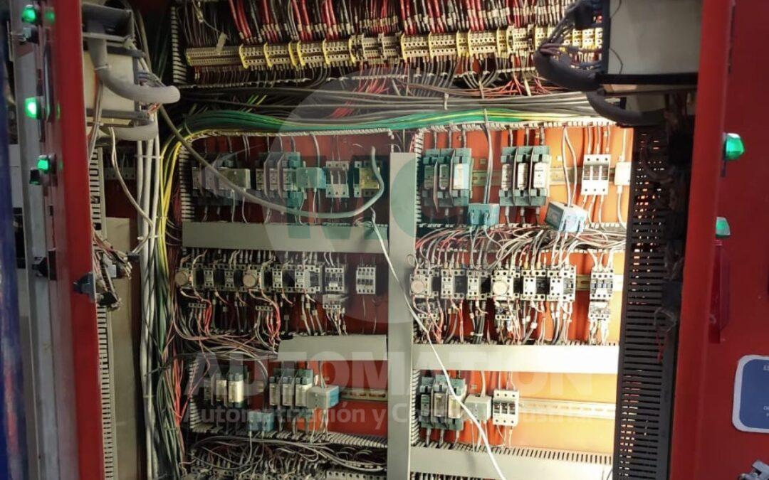 Técnico realizando diagnóstico en sistema industrial después de reemplazar componentes sin resolver la falla