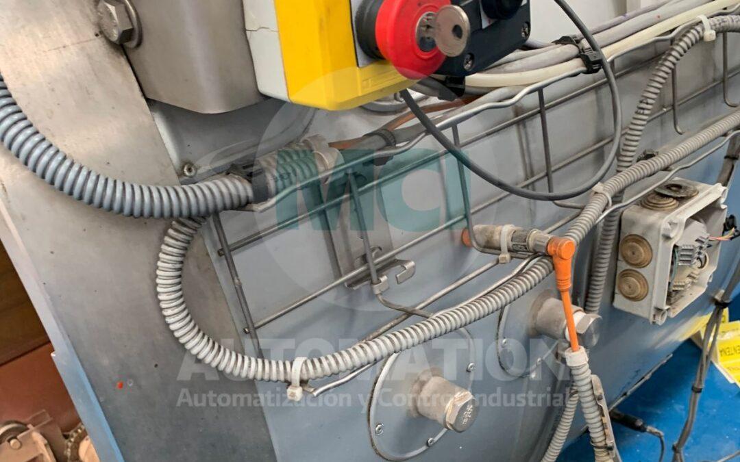 Sistema de seguridad industrial con alarma activa de emergencia mientras se realiza diagnóstico de la máquina