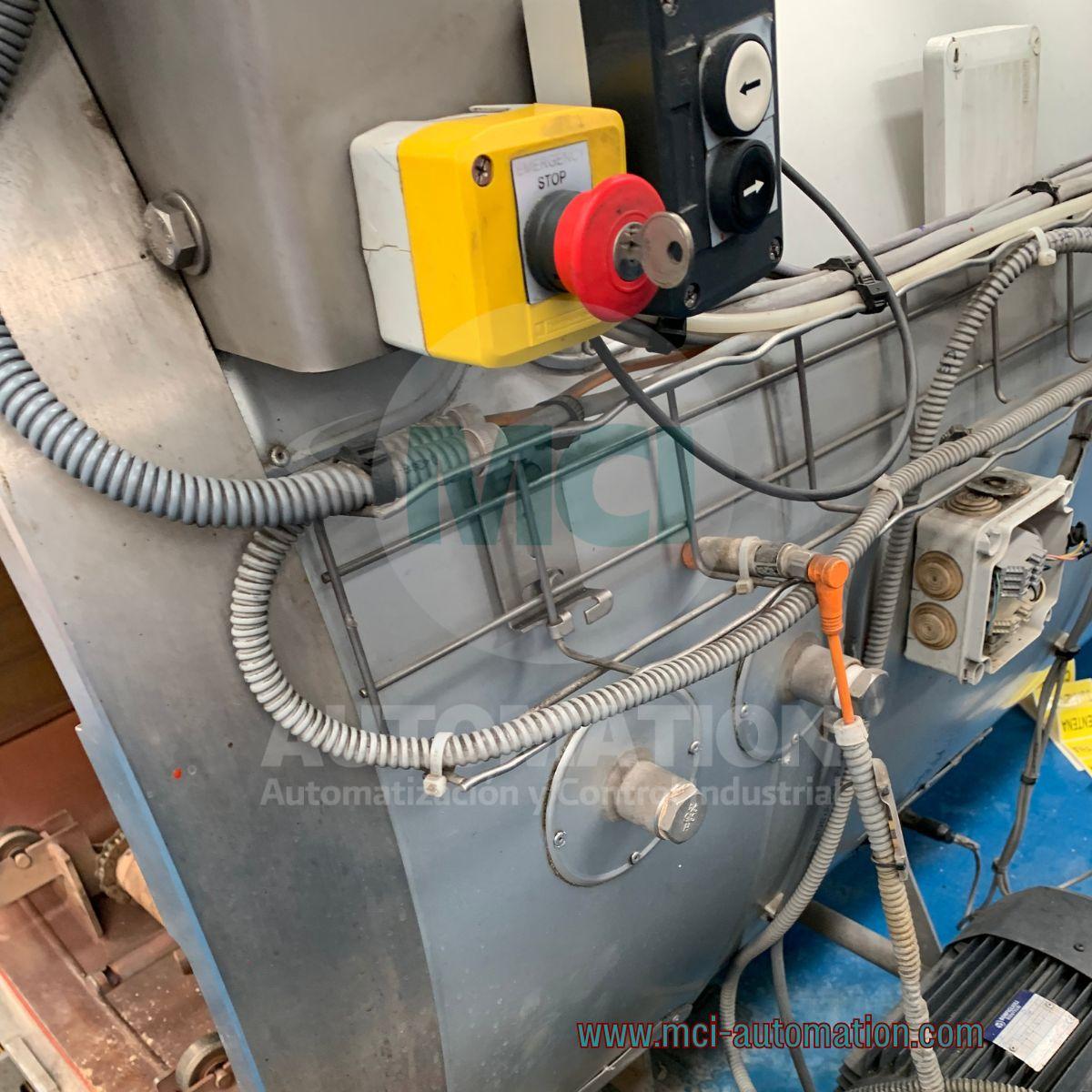 Sistema de seguridad industrial con alarma activa de emergencia mientras se realiza diagnóstico de la máquina