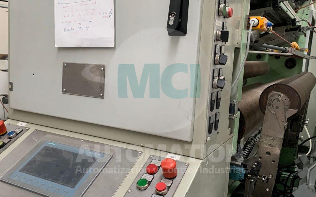 Pantalla HMI industrial mostrando error de comunicación mientras se realiza diagnóstico de sistema de automatización