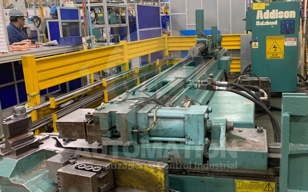 Sensor industrial detectando producto mientras la máquina continúa indicando ausencia de material durante una revisión de automatización