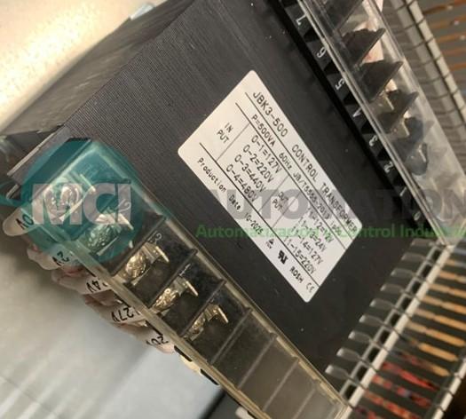 Transformador de control industrial instalado en tablero eléctrico para alimentación de circuitos de automatización
