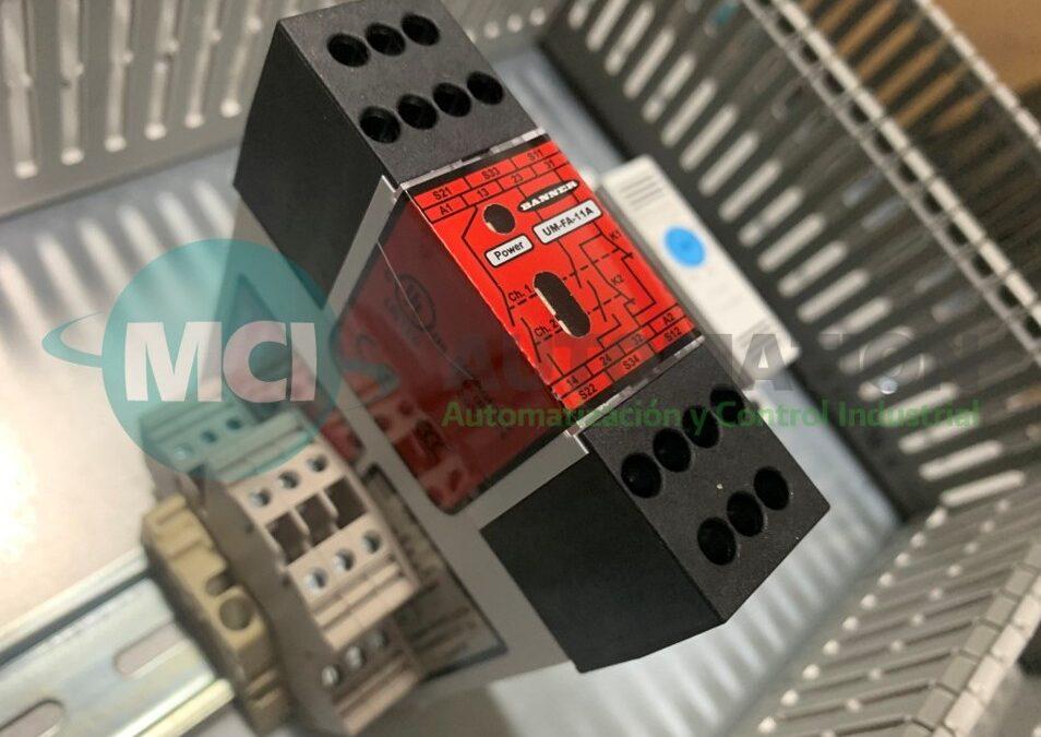 Relevador de seguridad industrial instalado en tablero de control para protección de maquinaria automatizada