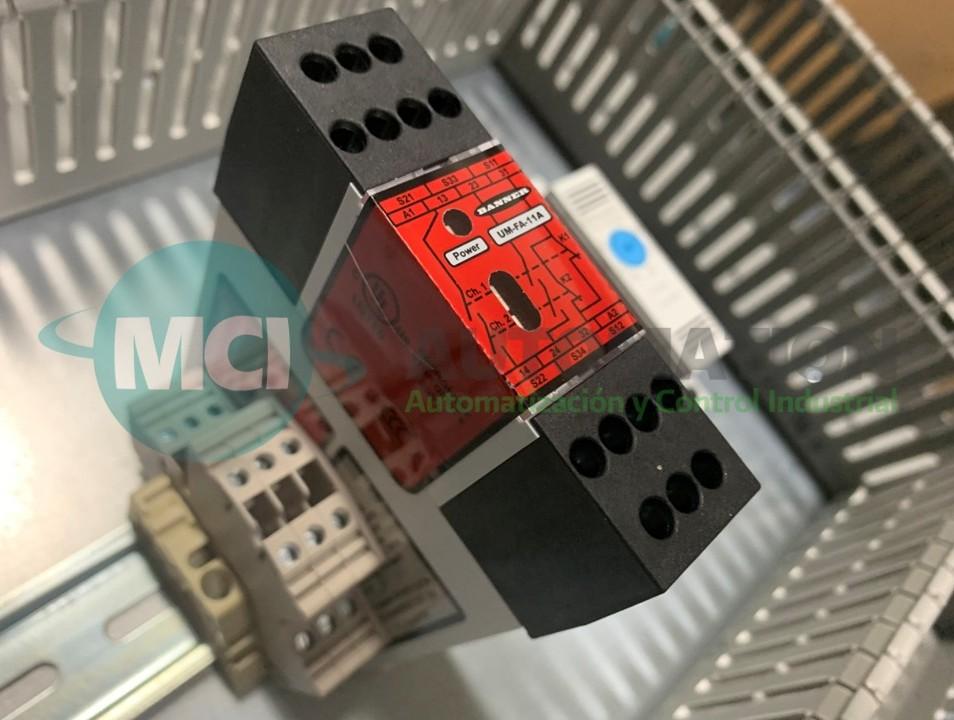 Relevador de seguridad industrial instalado en tablero de control para protección de maquinaria automatizada