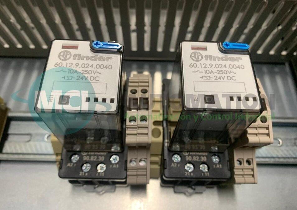 Relevador de interfaz montado sobre base DIN utilizado para proteger las salidas de un PLC en un tablero de control industrial durante aplicaciones de automatización.
