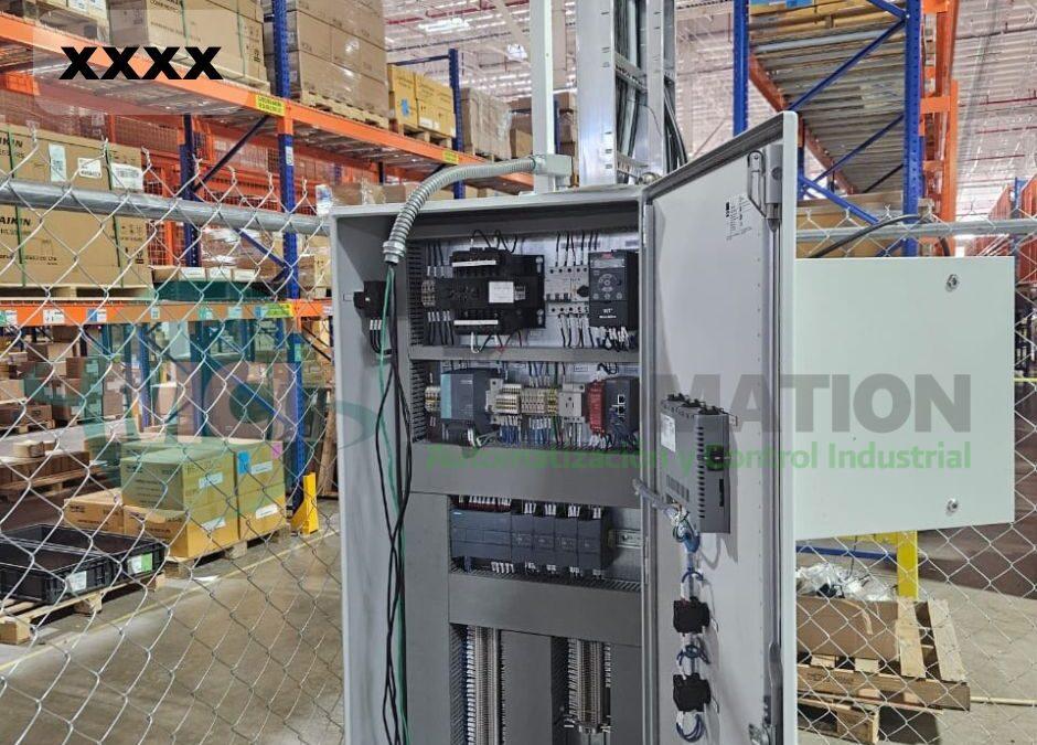Diagrama que muestra las etapas de un proyecto de automatización industrial, incluyendo levantamiento de información, ingeniería conceptual, filosofía de control, lista de I/O, ingeniería de detalle, programación, FAT, instalación, comisionamiento, puesta en marcha, SAT, documentación As Built y dossier técnico.