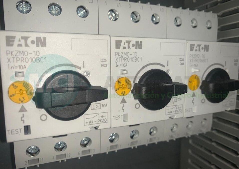 Guardamotor instalado en un tablero eléctrico industrial utilizado para proteger motores contra sobrecargas y cortocircuitos.