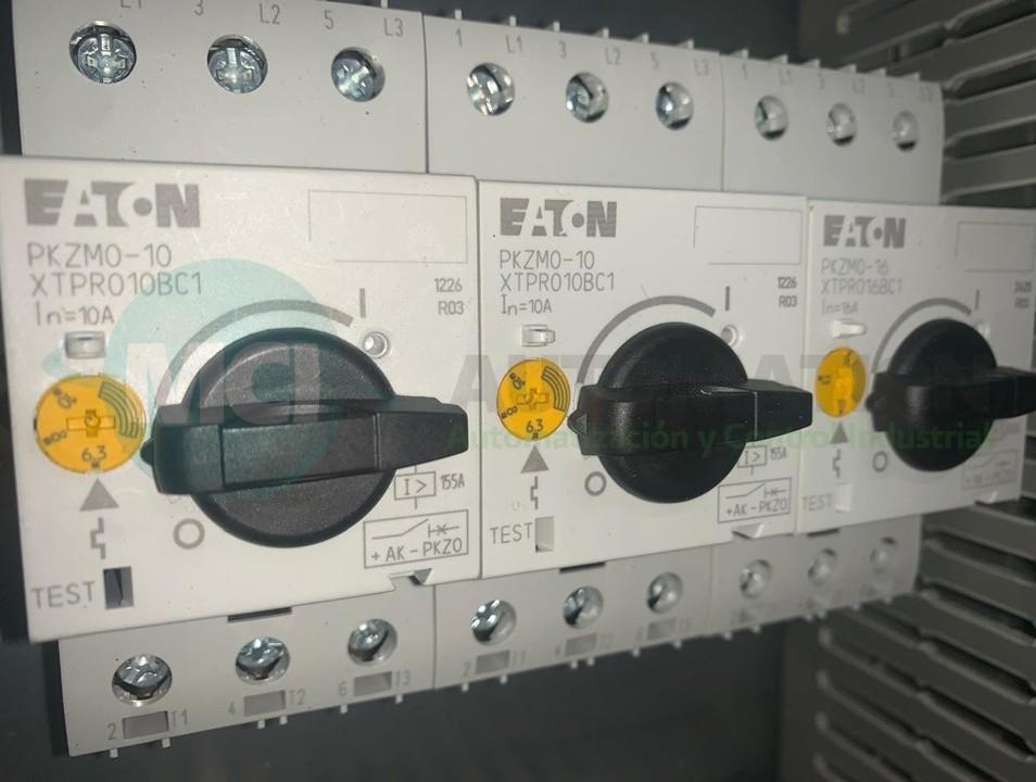 Guardamotor instalado en un tablero eléctrico industrial utilizado para proteger motores contra sobrecargas y cortocircuitos.
