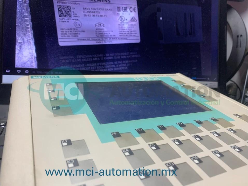Ingeniero realizando diagnóstico de una pantalla HMI industrial conectada a un PLC durante labores de mantenimiento y solución de fallas en un sistema de automatización industrial.