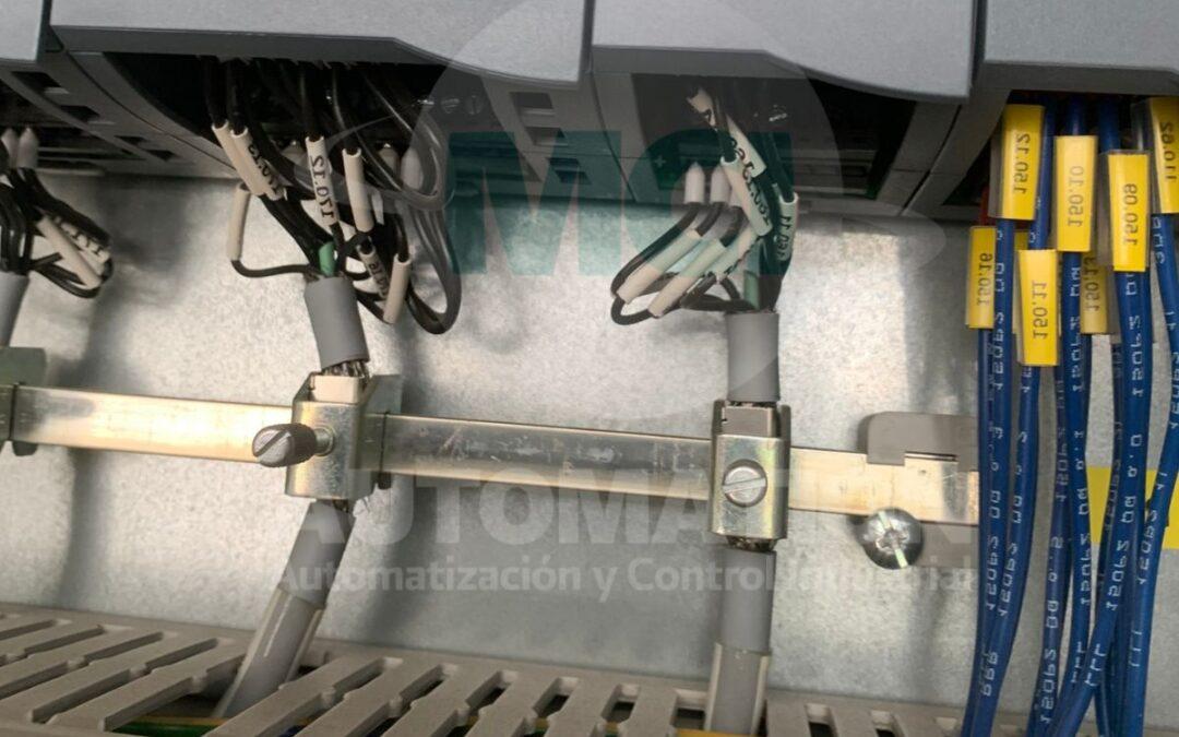 Blindaje de cable de instrumentación industrial en tablero de control para señales analógicas