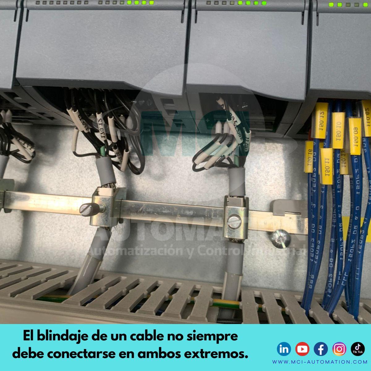 Blindaje de cable de instrumentación industrial en tablero de control para señales analógicas