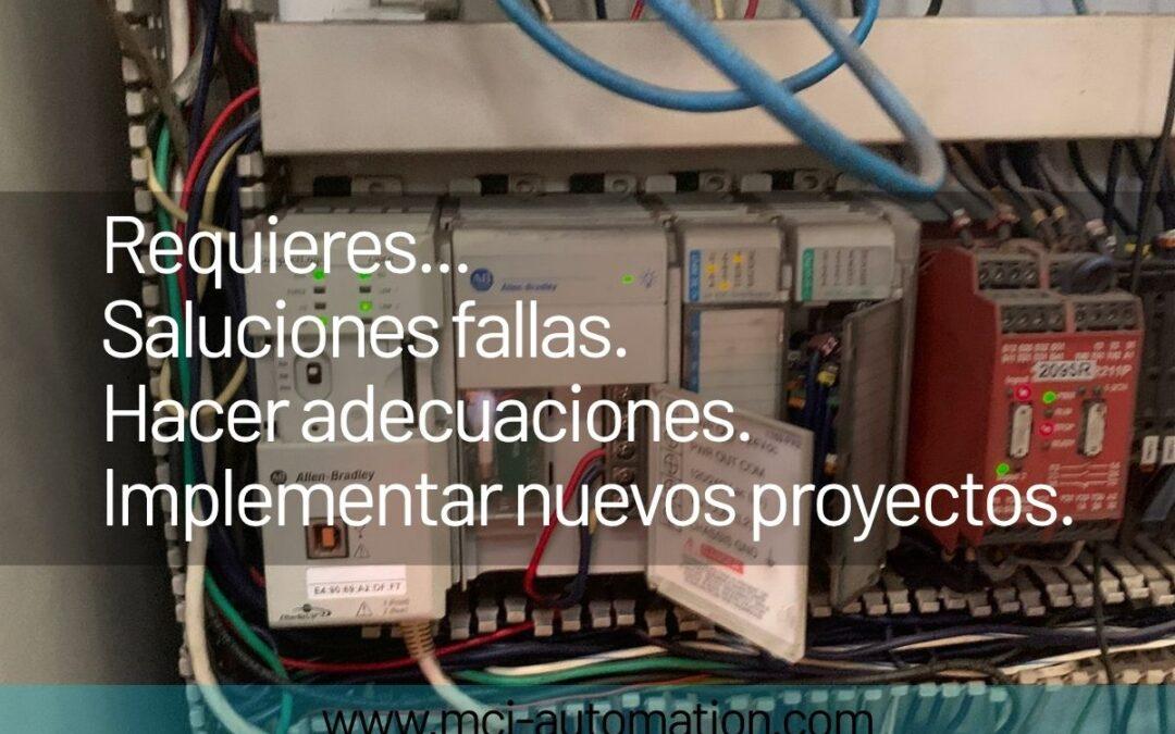 Ingeniero realizando diagnóstico de un PLC y una HMI en un tablero de control industrial para detectar fallas y restablecer la operación de la maquinaria.