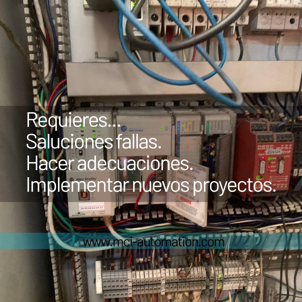 Ingeniero realizando diagnóstico de un PLC y una HMI en un tablero de control industrial para detectar fallas y restablecer la operación de la maquinaria.