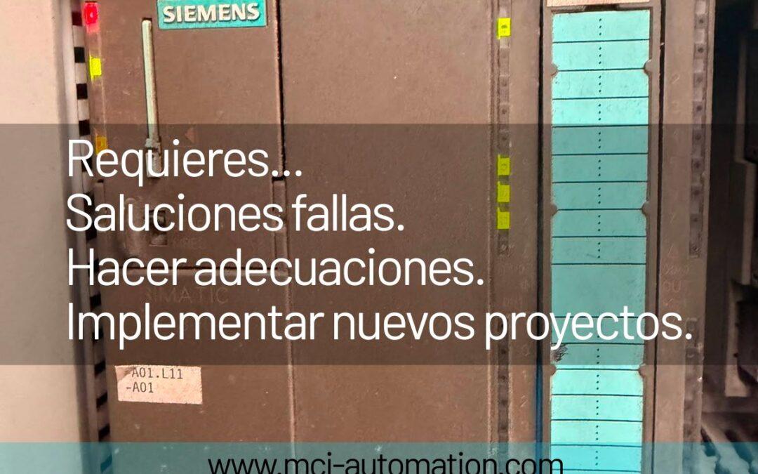 Ingeniero realizando adecuaciones en un tablero de control con PLC, HMI y cableado industrial.