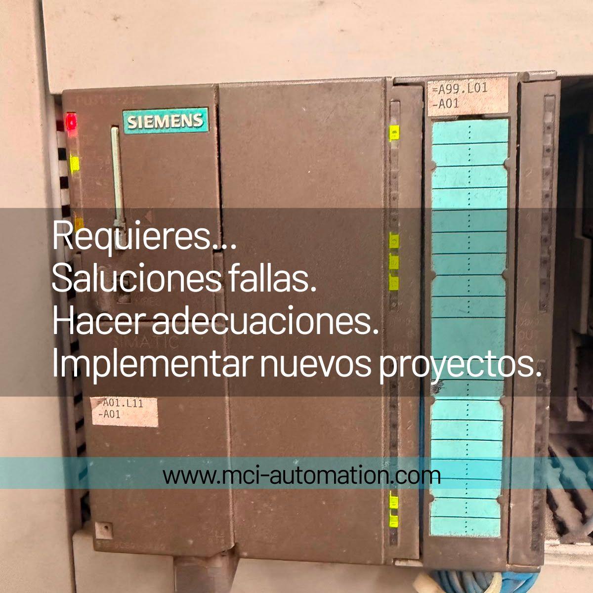 Ingeniero realizando adecuaciones en un tablero de control con PLC, HMI y cableado industrial.