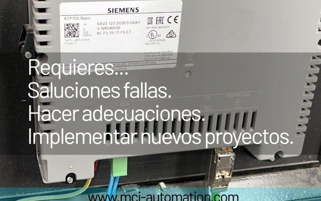 Especialista revisando un PLC y una HMI para diagnosticar una falla en un sistema de automatización industrial.