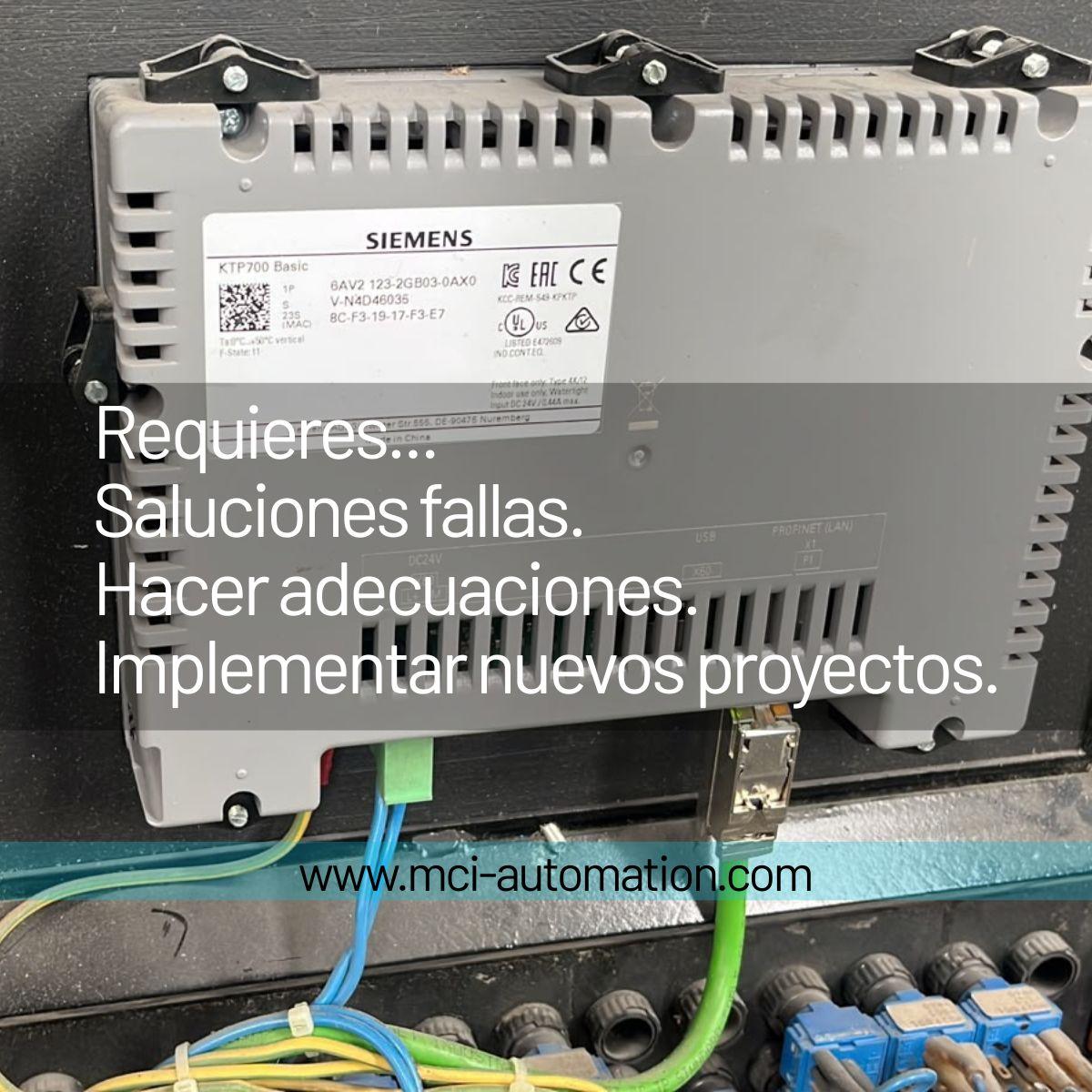 Especialista revisando un PLC y una HMI para diagnosticar una falla en un sistema de automatización industrial.