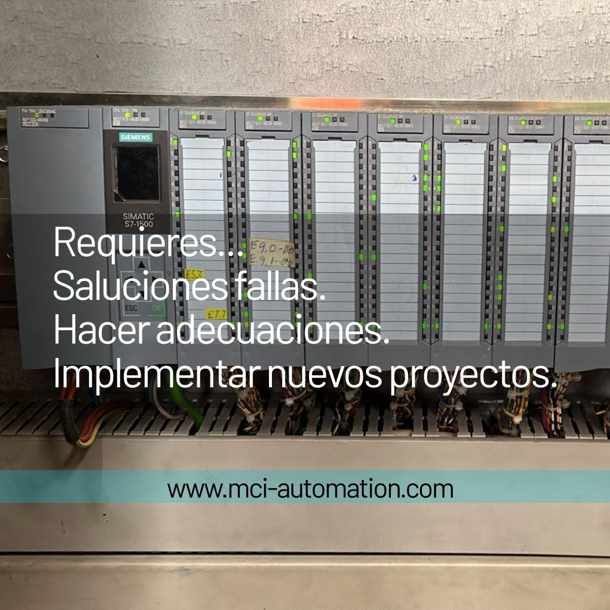 Proyecto de automatización industrial con PLC, HMI y sensores instalados en un tablero de control.