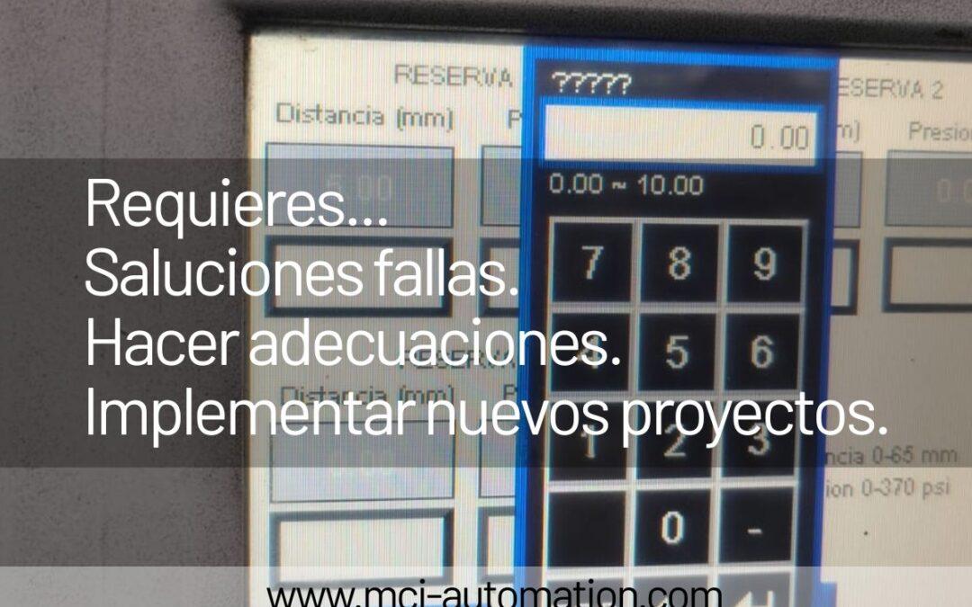 Técnico realizando mantenimiento preventivo a un tablero de control con PLC y HMI.