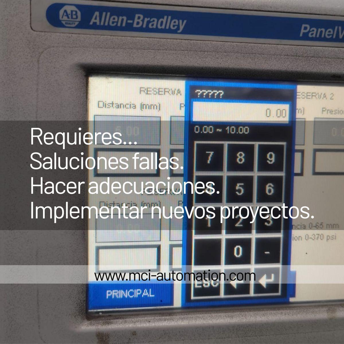 Técnico realizando mantenimiento preventivo a un tablero de control con PLC y HMI.