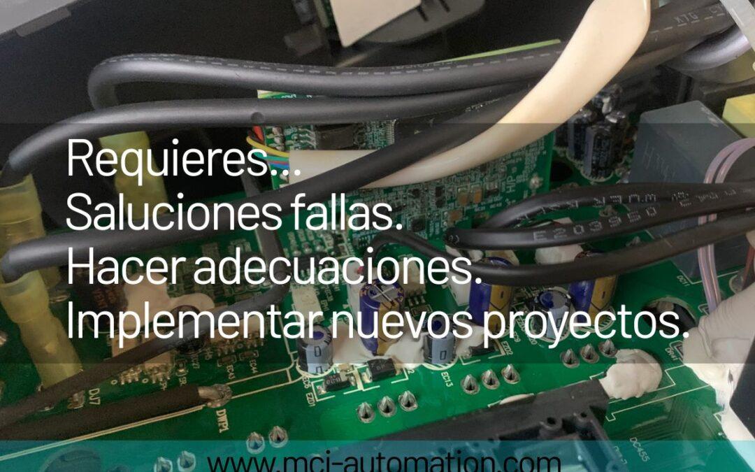 Ingeniero verificando el funcionamiento de un PLC y una HMI durante la puesta en marcha de una máquina industrial.