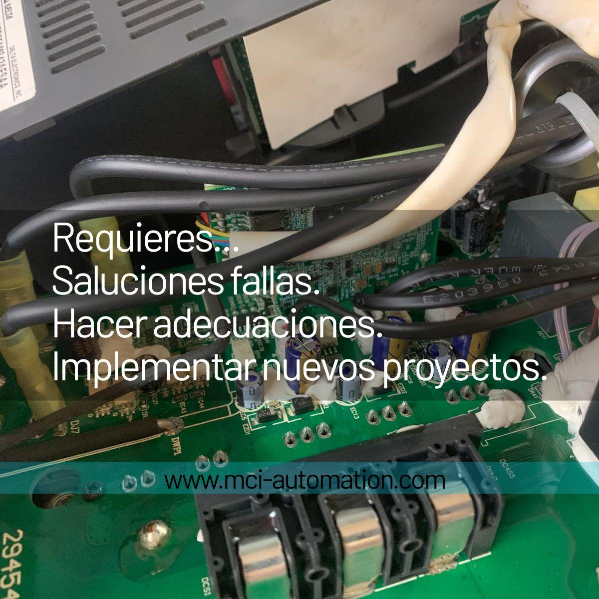 Ingeniero verificando el funcionamiento de un PLC y una HMI durante la puesta en marcha de una máquina industrial.