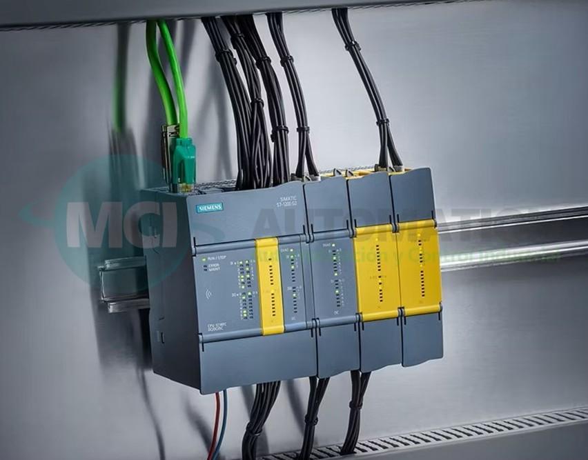 PLC Siemens S7-1200 de primera generación en tablero de control industrial, relacionado con la transición al S7-1200 G2.