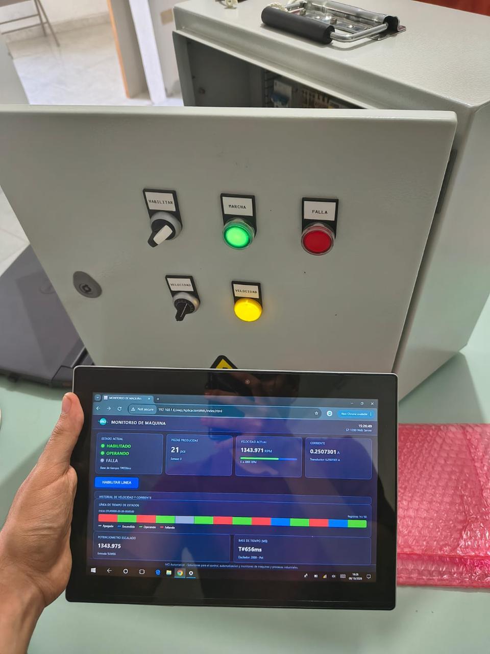 Integramos PLC, HMI, SCADA y soluciones IIoT para consultar variables de operación, centralizar información y habilitar el monitoreo industrial a distancia.